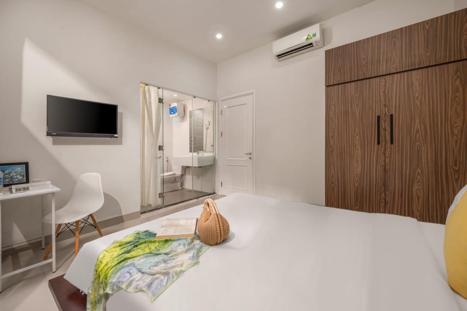 Bed, TV and multimedia, air conditioner