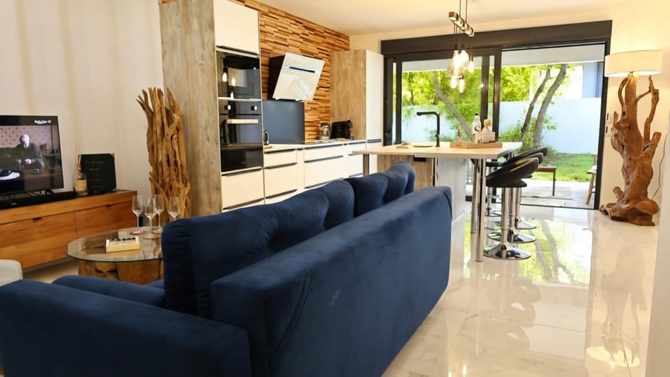 TV and multimedia, Coffee/tea facilities, Living room, microwave, oven, stove, kitchen