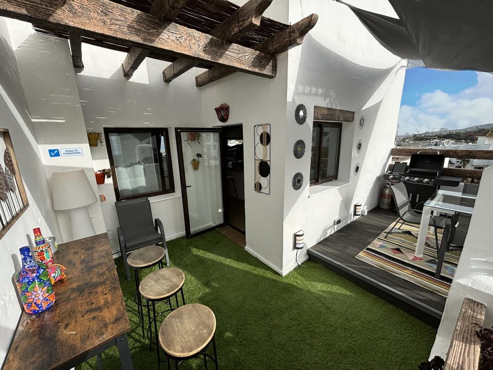 Patio, Day, BBQ facilities, Seating area, Dining area