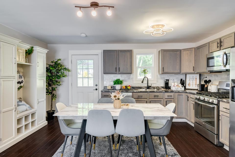 Kitchen or kitchenette, Dining area, dishwasher, oven, stove