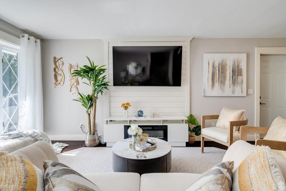 Communal lounge/ TV room, TV and multimedia, Living room, Seating area, Evening entertainment