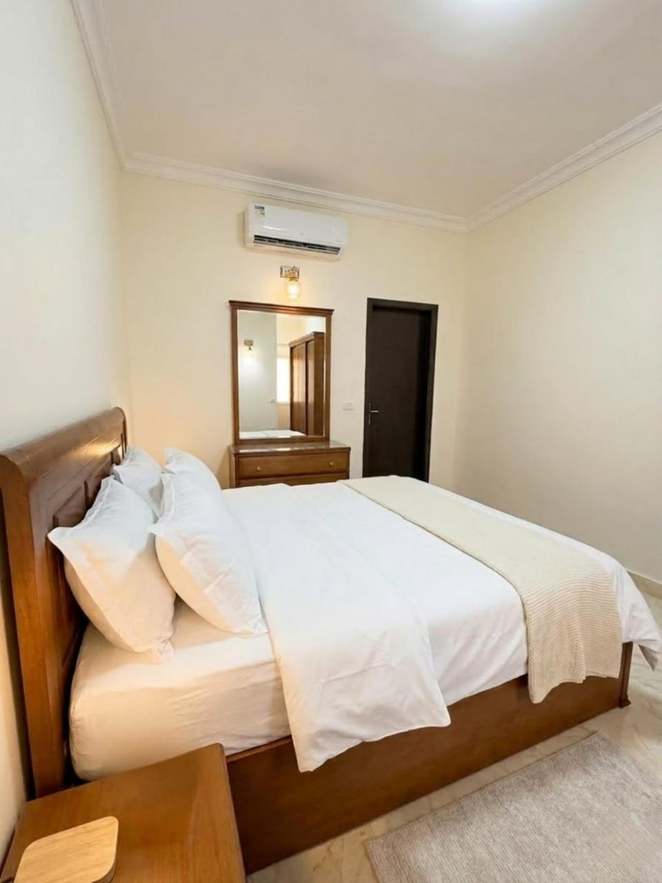 Bed, Bedroom, wardrobe, air conditioner