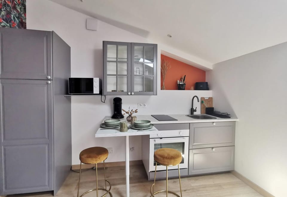 Coffee/tea facilities, Kitchen or kitchenette, Dining area, oven, stove, toaster