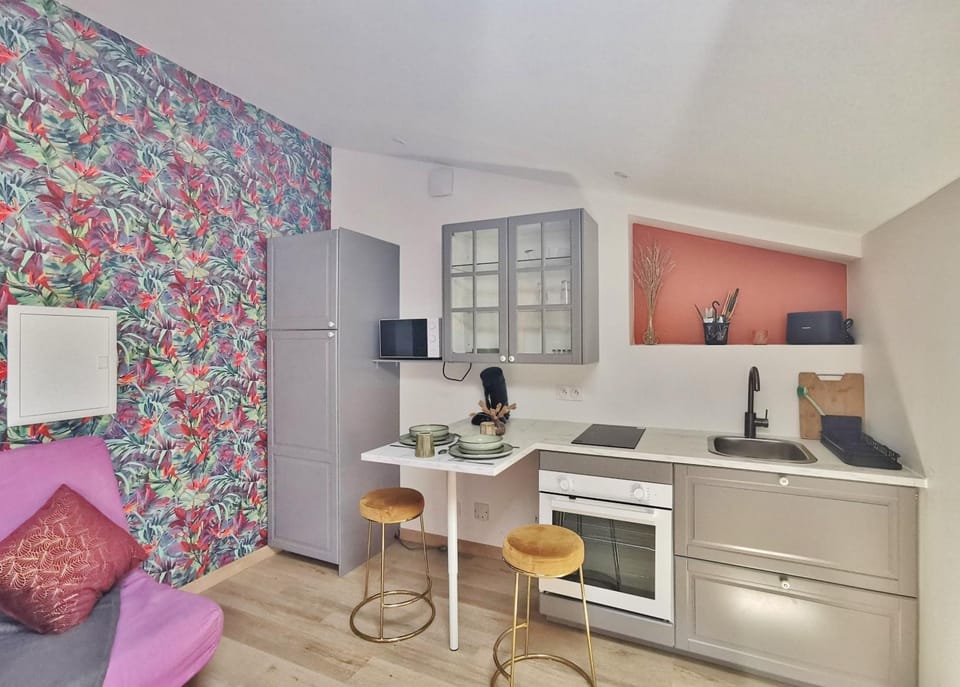 Kitchen or kitchenette, Dining area, stove