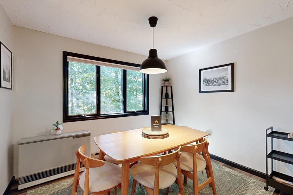 Cozy Condo In The Woods Apartment in Woodstock