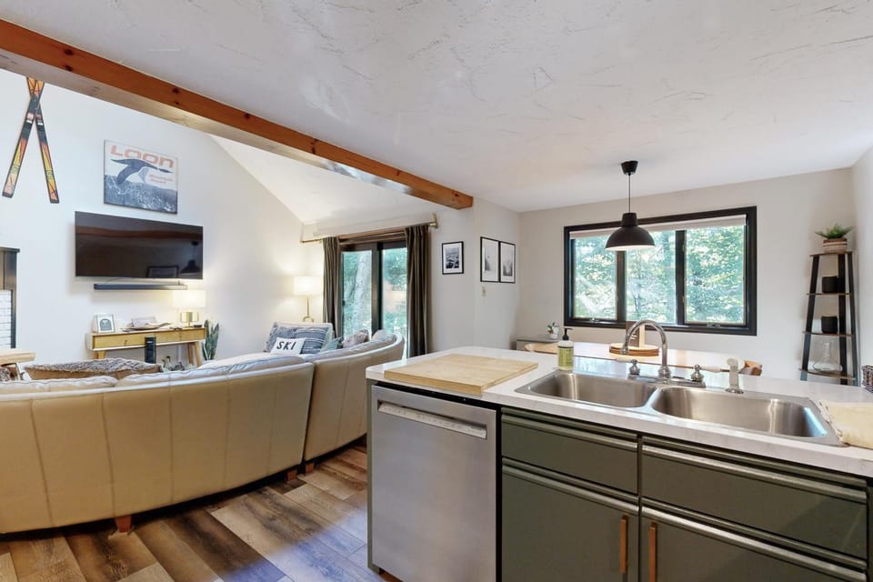 Cozy Condo In The Woods Apartment in Woodstock