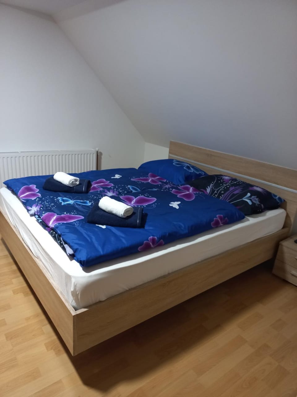 Bed, Photo of the whole room, towels