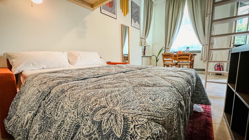Bed, TV and multimedia, Bedroom