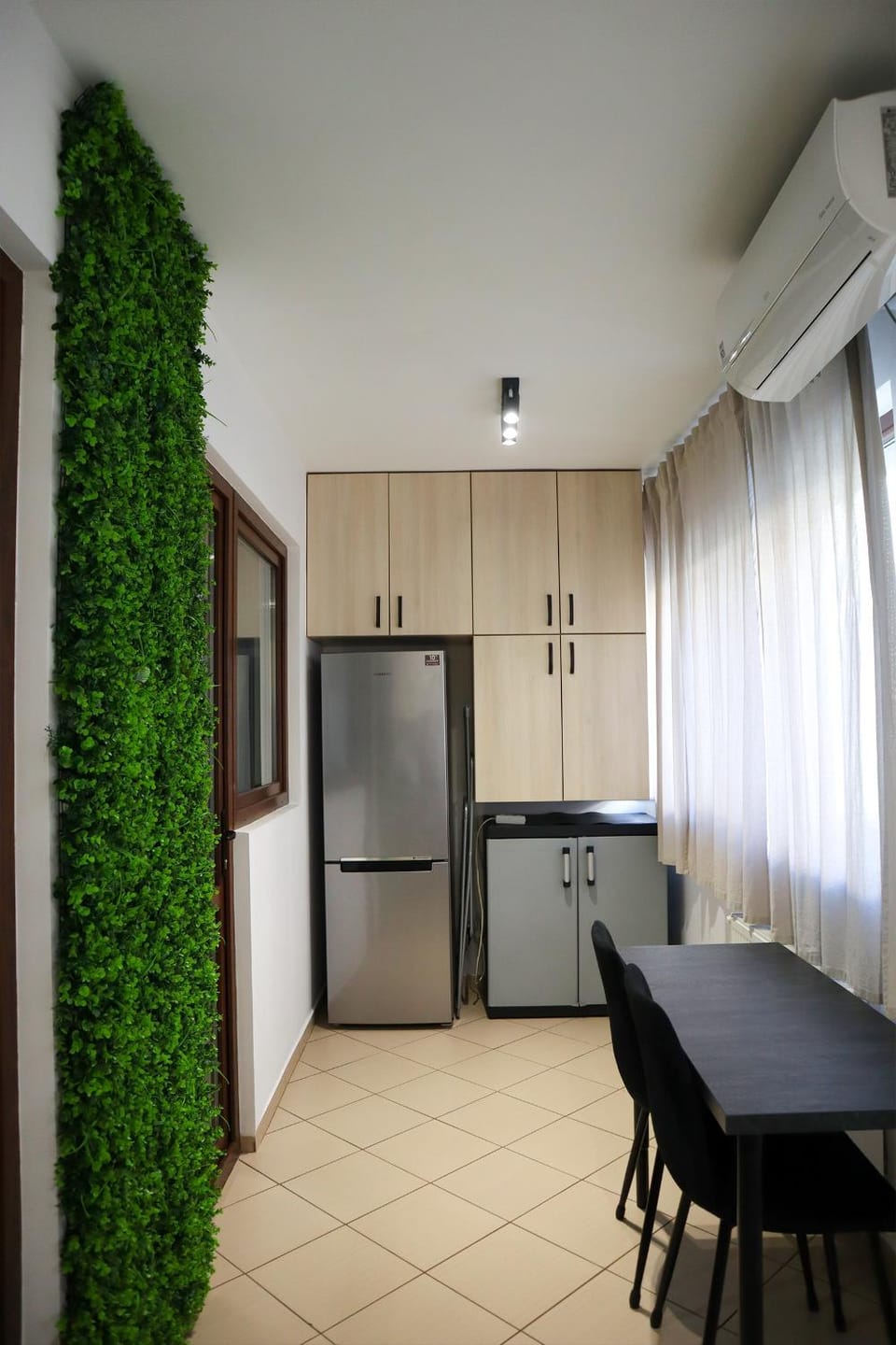 Kitchen or kitchenette, Dining area, microwave, oven