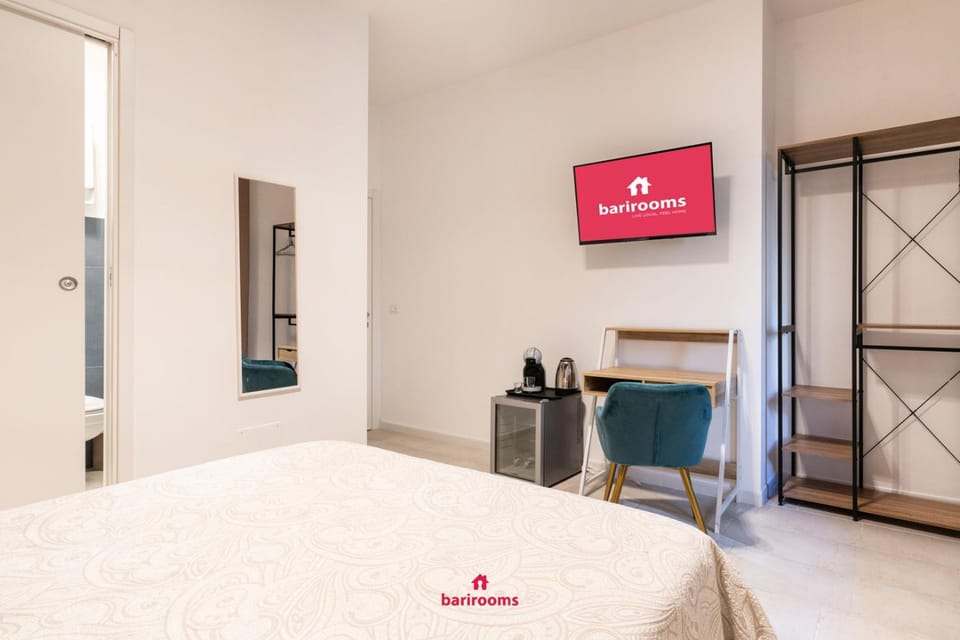 Bed, TV and multimedia, wardrobe