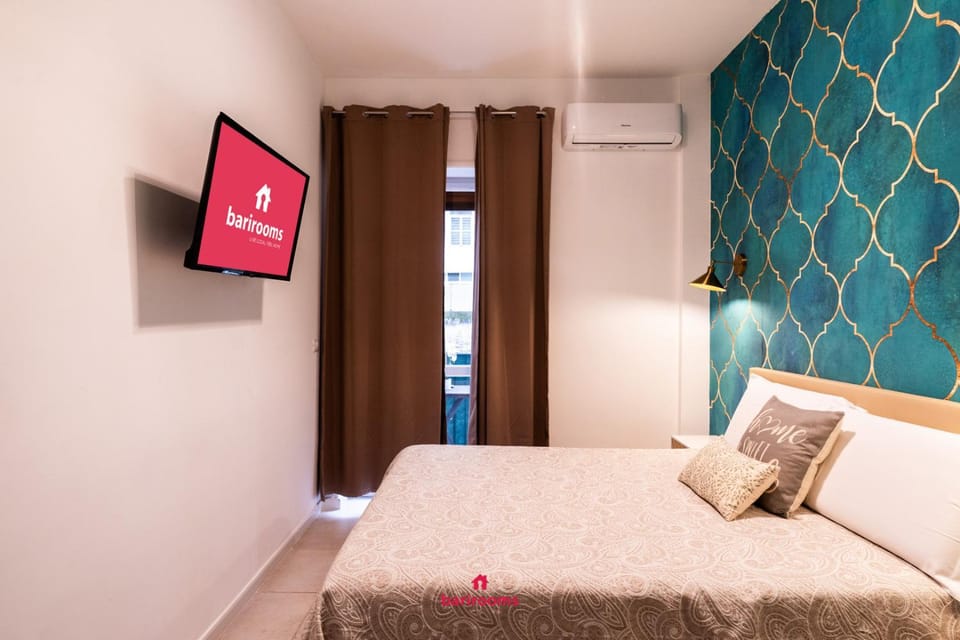 Bed, TV and multimedia, Bedroom