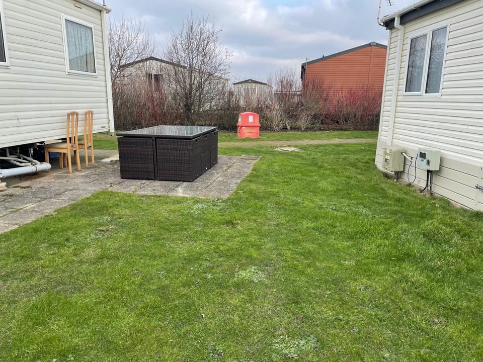 Caravan - Sleeps 8 - Pets Ok - Parking - Patio House in Camber