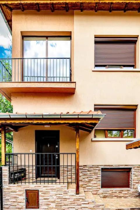 Къща с апартаменти за нощувка - Pleven Apartment in Pleven