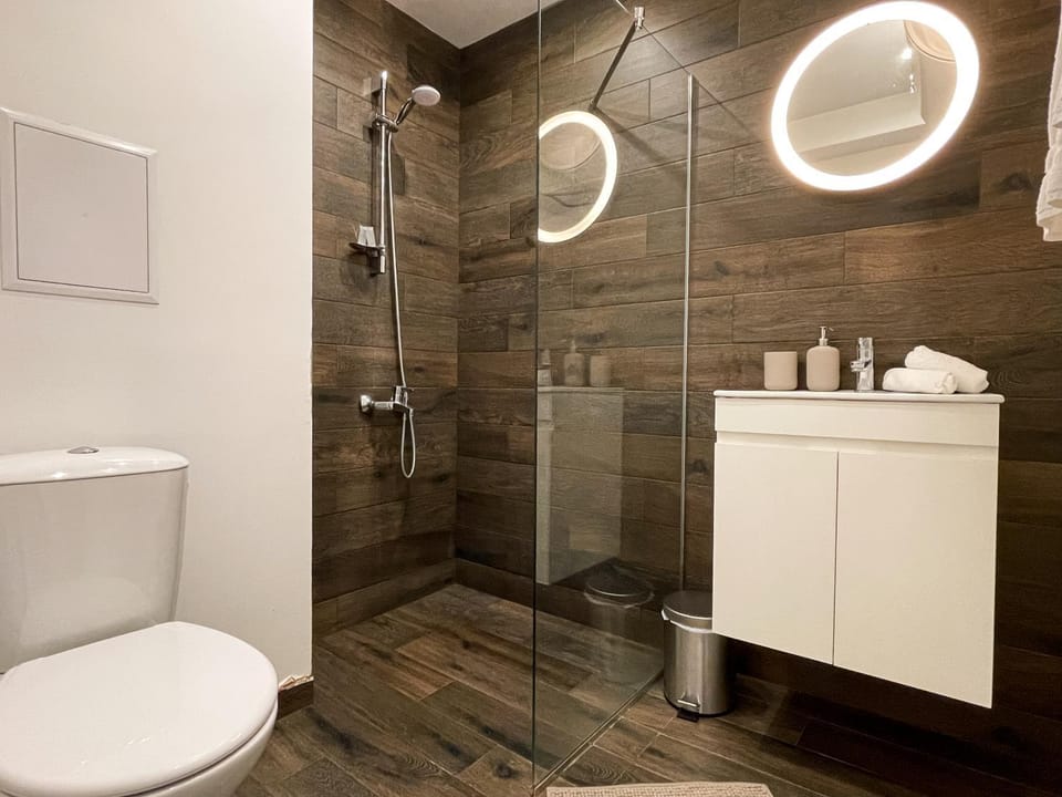 Shower, Toilet, Bathroom, towels