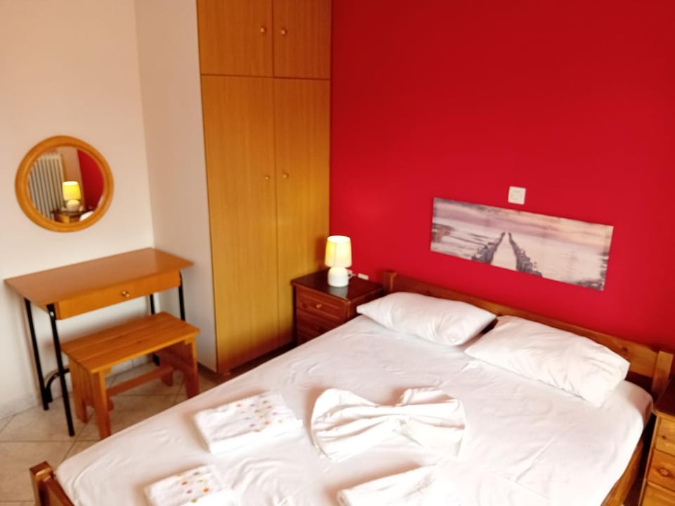 Bed, Bedroom, towels, wardrobe