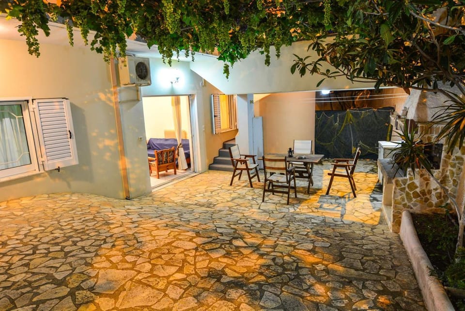 Patio, Day, Garden, Living room, Seating area, Dining area, Garden view