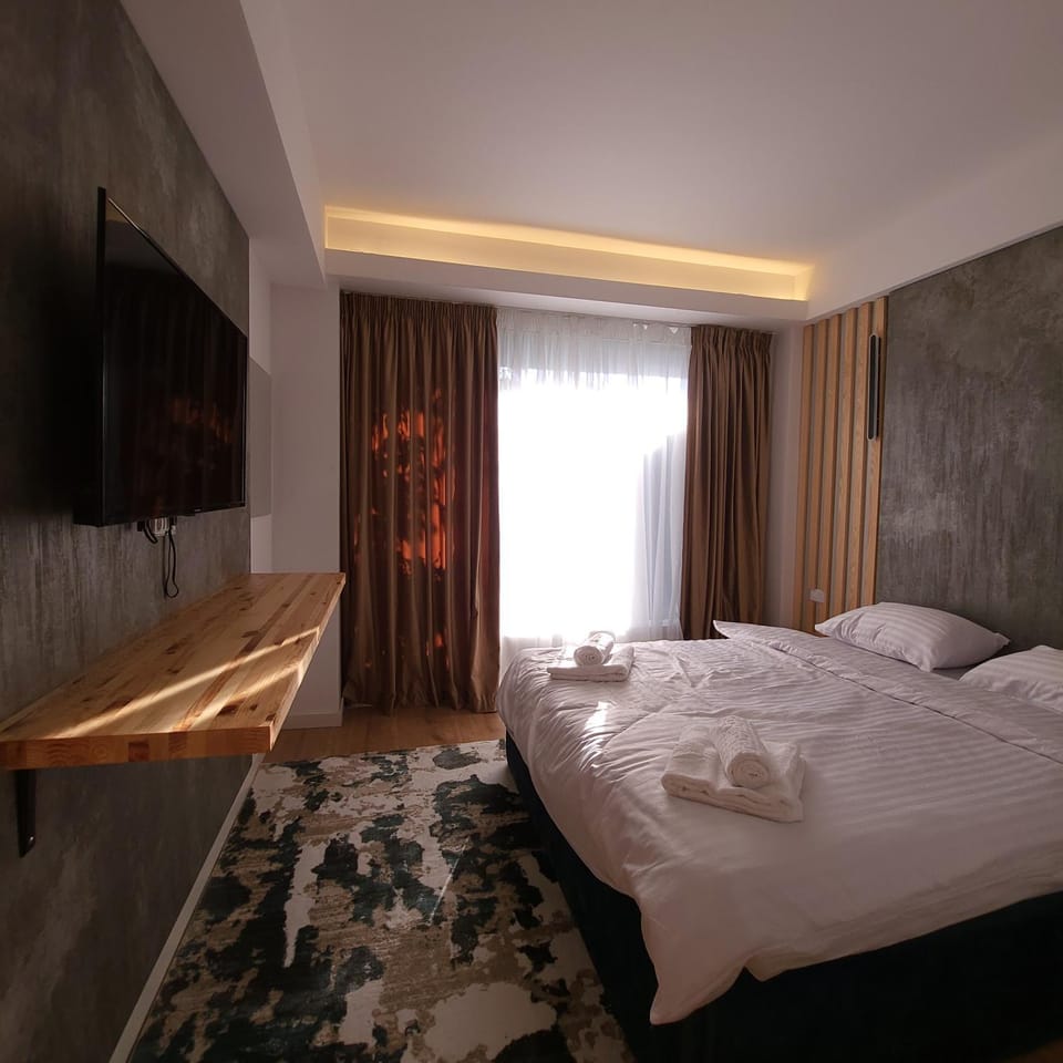 Bed, TV and multimedia, Photo of the whole room, Bedroom, towels