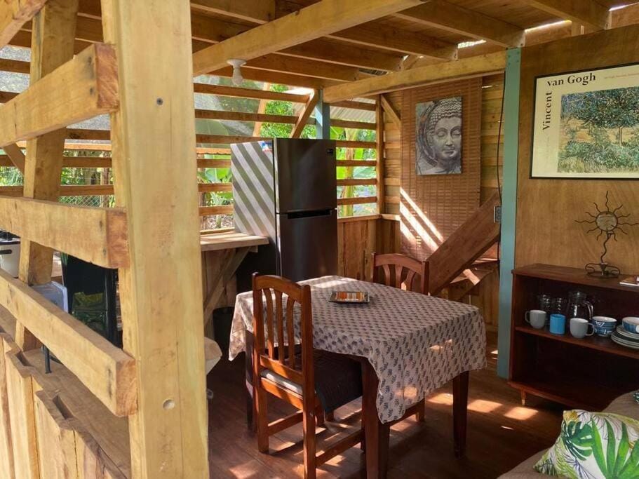Rustic wooden little house close to the beach Apartment in Uvita