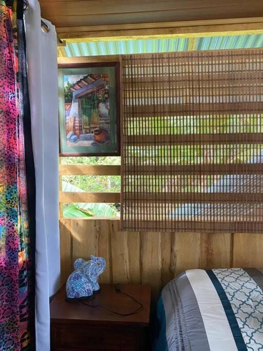 Rustic wooden little house close to the beach Apartment in Uvita