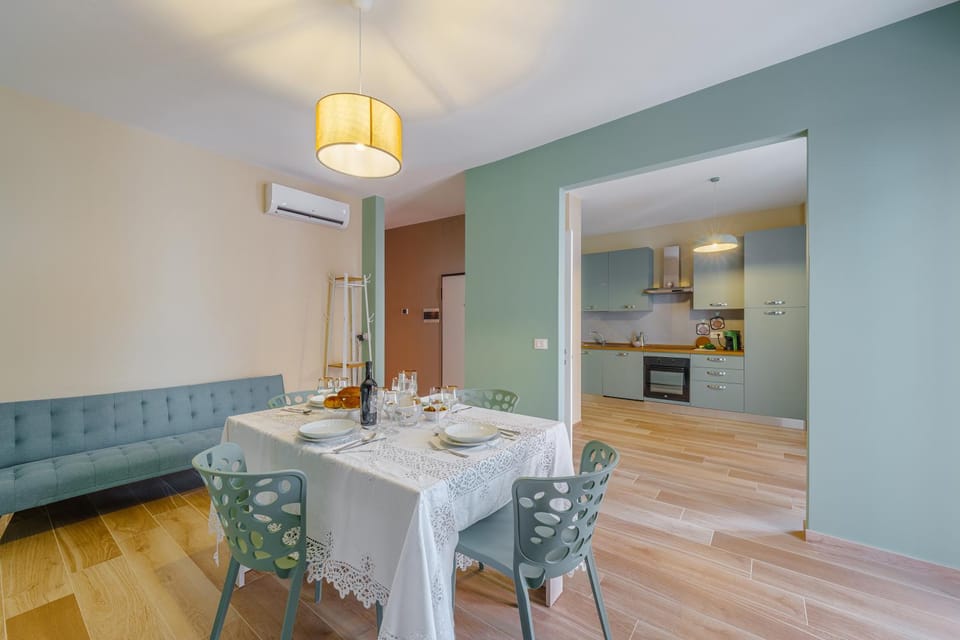 Seating area, Dining area, air conditioner