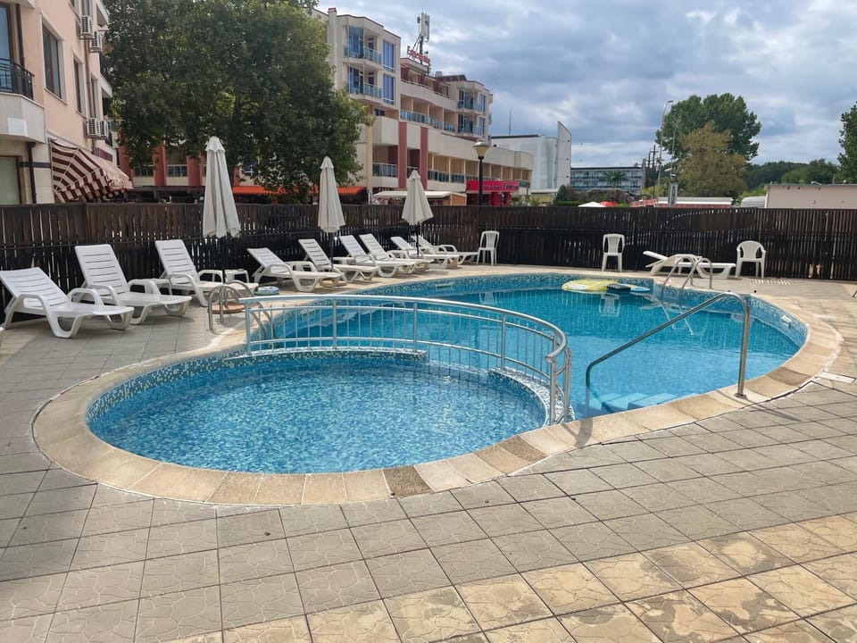 Pool view, Swimming pool, sunbed