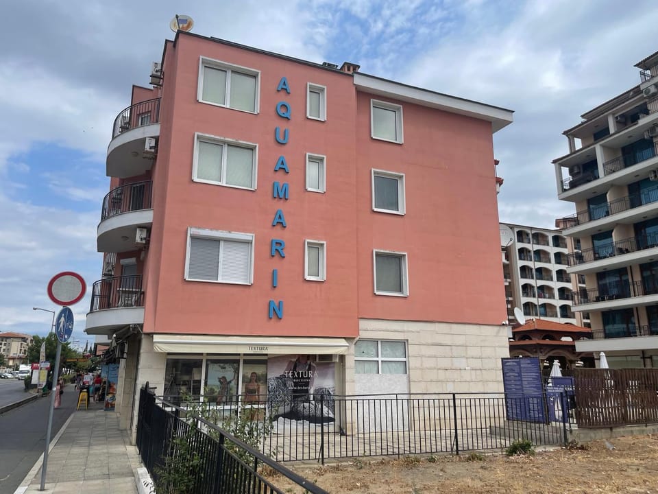 Property building, Neighbourhood, Location
