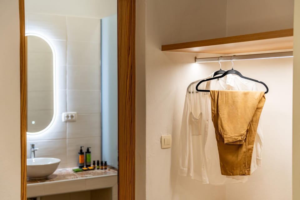 Shower, Bathroom, towels, wardrobe