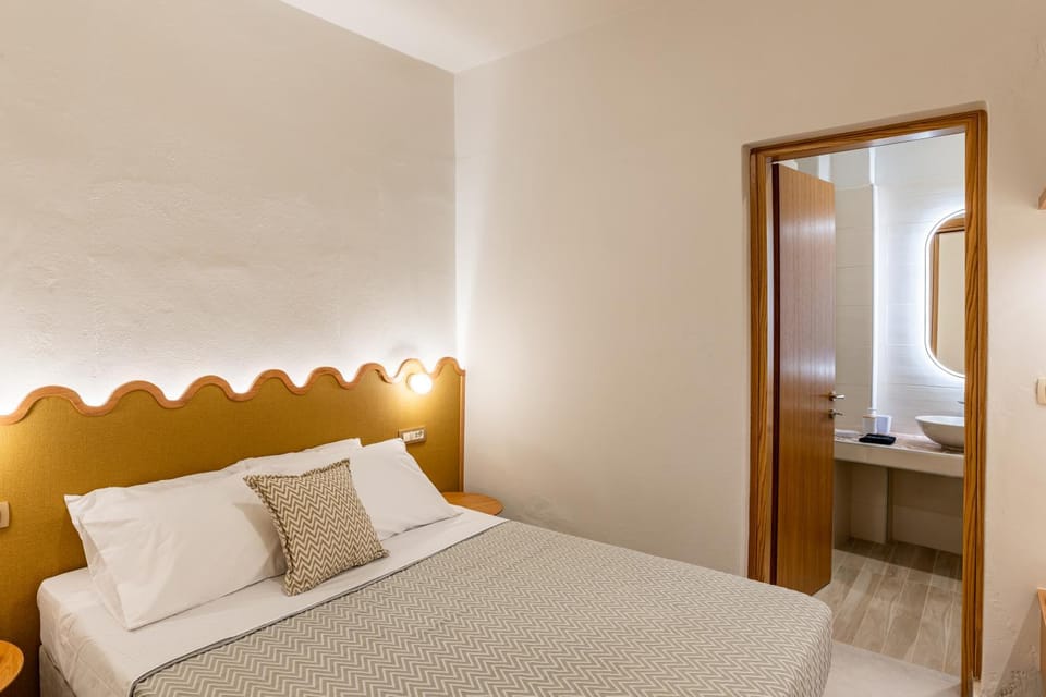 Bed, Bathroom, TV and multimedia, Photo of the whole room, Bedroom, wardrobe, air conditioner