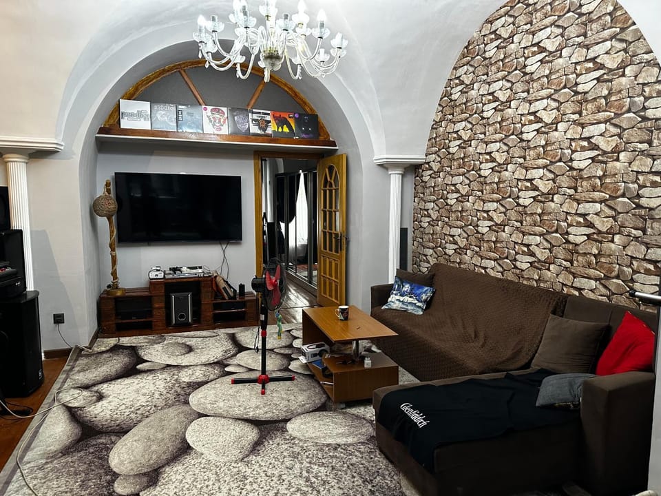 Communal lounge/ TV room, TV and multimedia, Living room, Seating area, Evening entertainment
