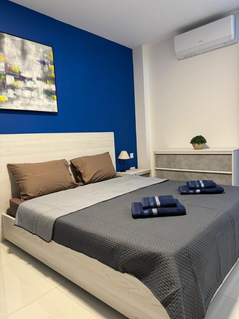 Photo of the whole room, Bedroom, air conditioner