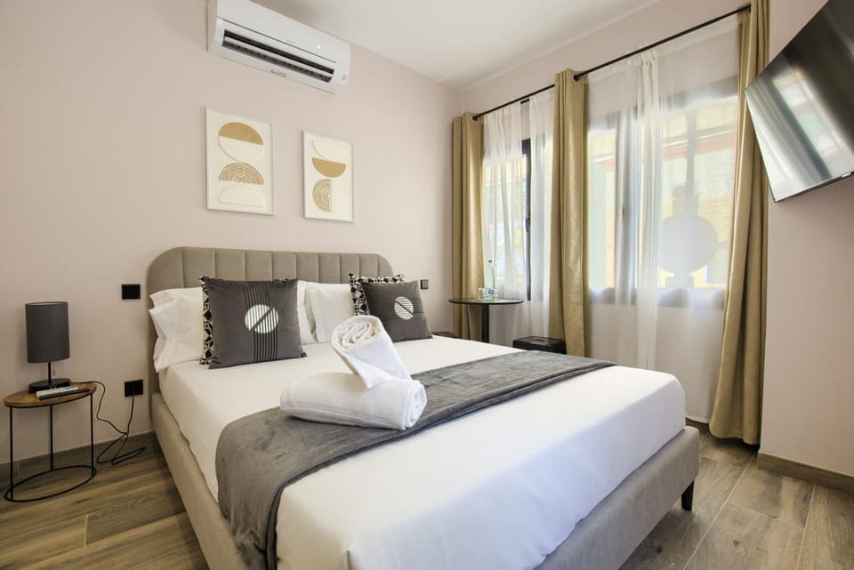 Photo of the whole room, Bedroom