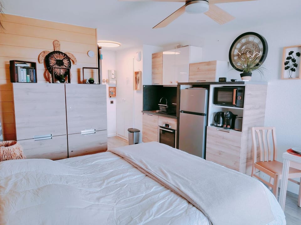 Bed, Kitchen or kitchenette, oven