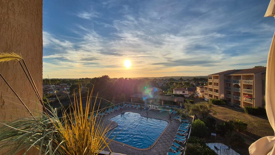 Property building, Natural landscape, Balcony/Terrace, Pool view, Swimming pool, Sunset, sunbed