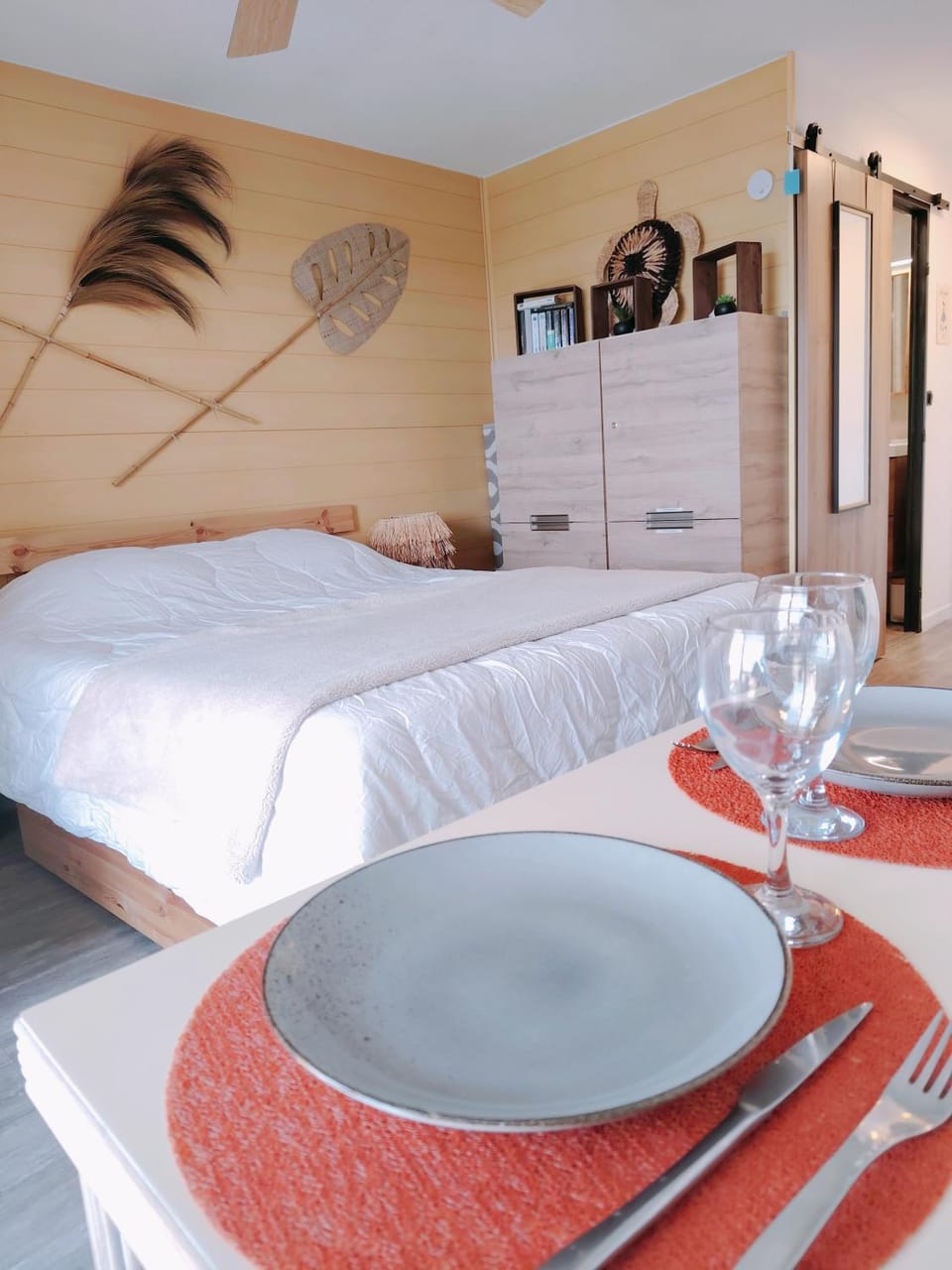 Bed, Kitchen or kitchenette, Dining area