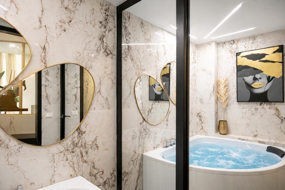 Hot Tub, Bathroom