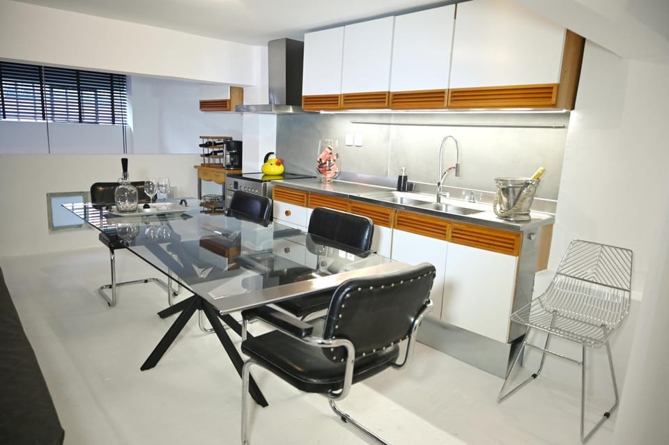 Coffee/tea facilities, Kitchen or kitchenette, Dining area, stove