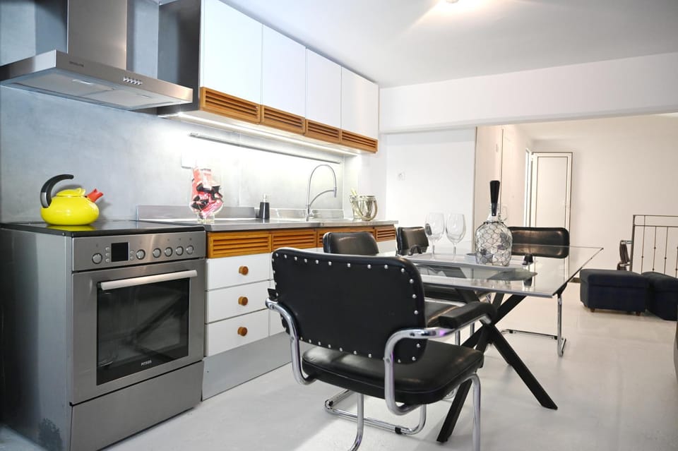 Coffee/tea facilities, Kitchen or kitchenette, Dining area, oven, stove