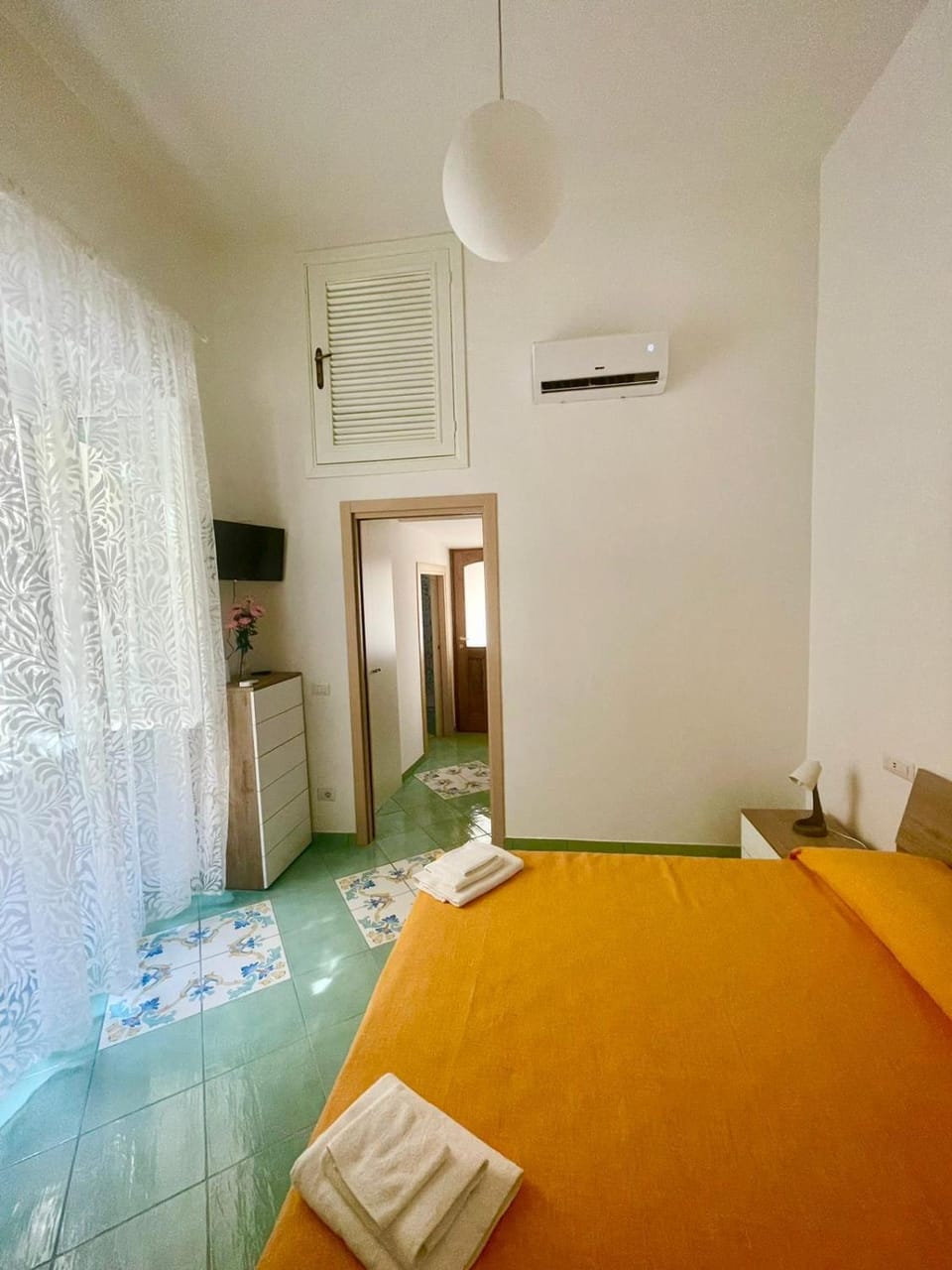 Bed, TV and multimedia, Photo of the whole room, air conditioner