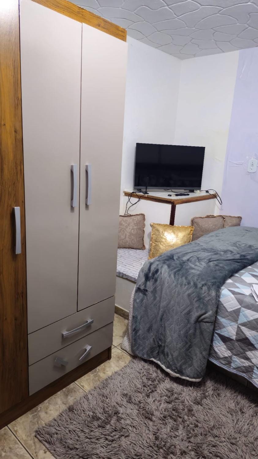 Bed, TV and multimedia, Photo of the whole room, Bedroom, wardrobe