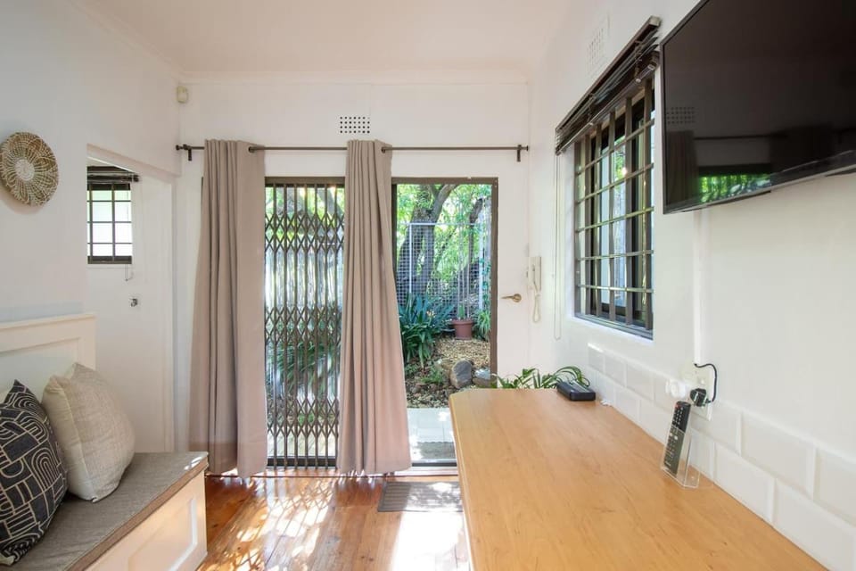Marias Cottage 1BR Garden Retreat House in Sea Point