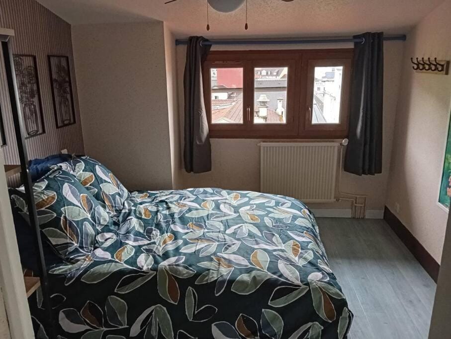 Sanctuaire Lourdes 180 M2 duplex 5 chambres 15 voyageurs 10 lits balcon Apartment in Lourdes