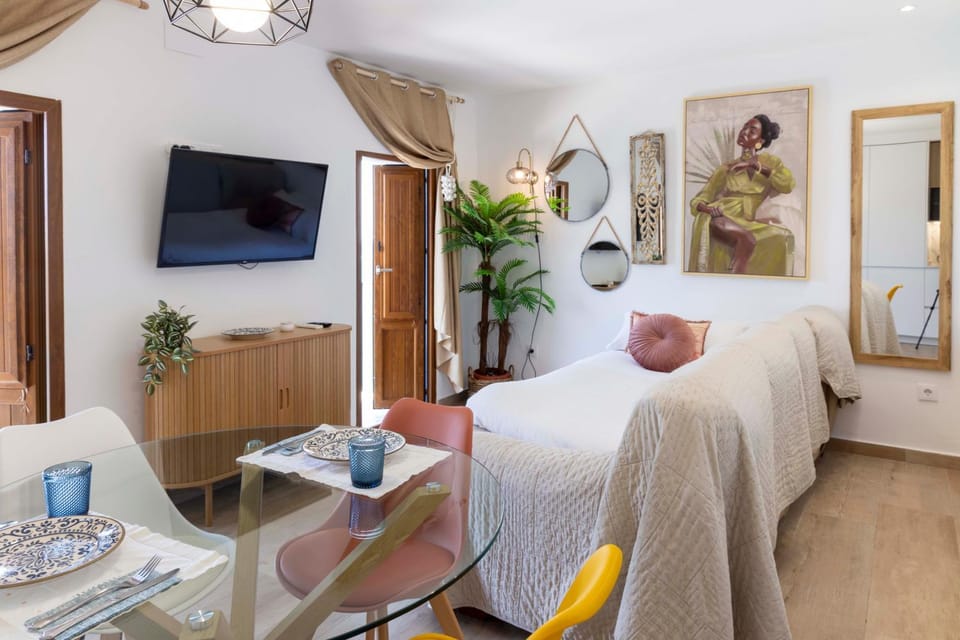 Bed, TV and multimedia, Living room, Photo of the whole room, Sea view