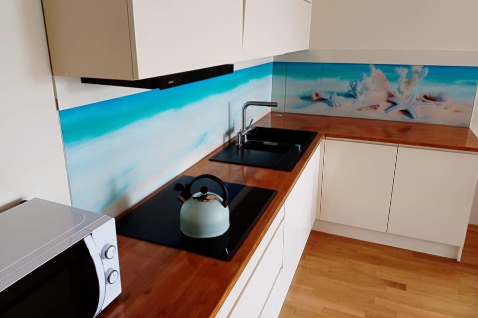 Coffee/tea facilities, Kitchen or kitchenette, stove