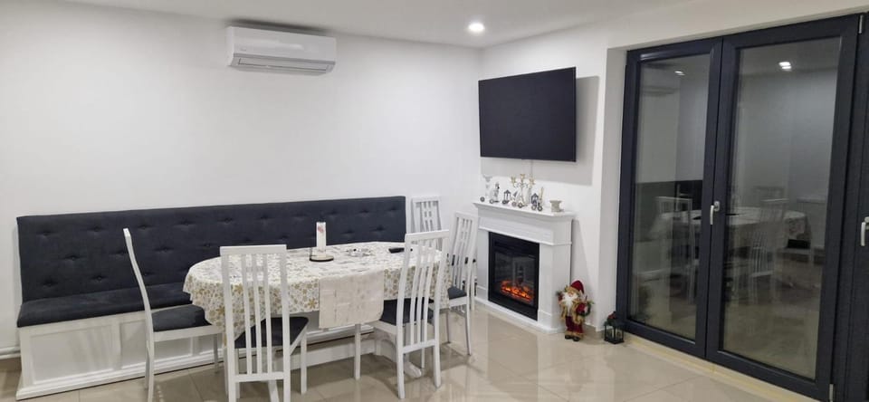TV and multimedia, Living room, Seating area, Dining area, air conditioner