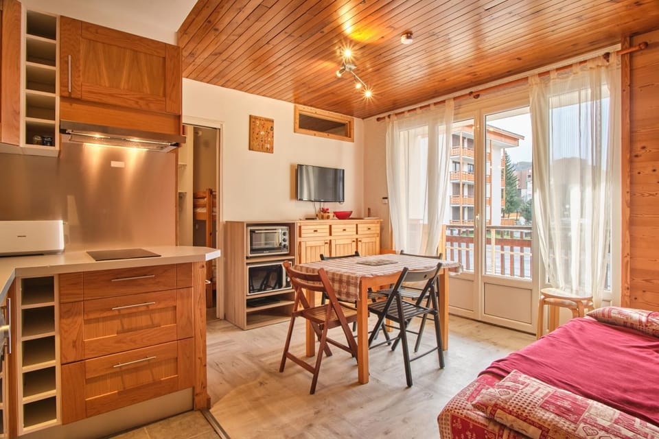 Kitchen or kitchenette, Living room