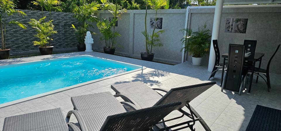 Day, Balcony/Terrace, Dining area, Pool view, Swimming pool, sunbed