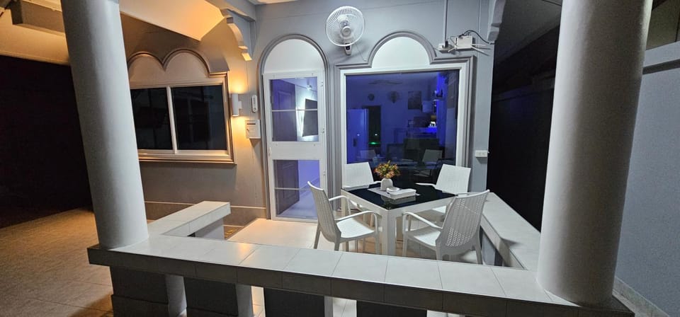 Facade/entrance, Balcony/Terrace, Seating area, Dining area