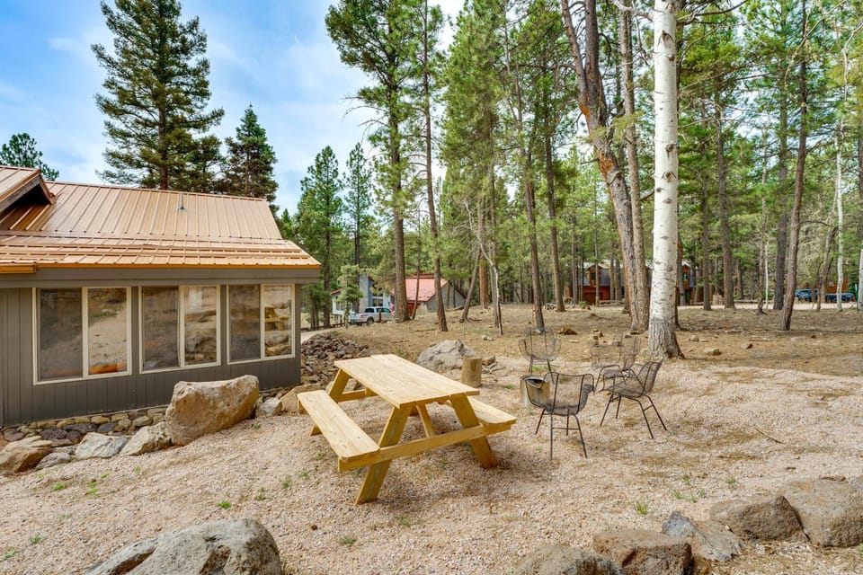 4 Mi to Angel Fire Resort: Retreat w/ Hot Tub House in Angel Fire
