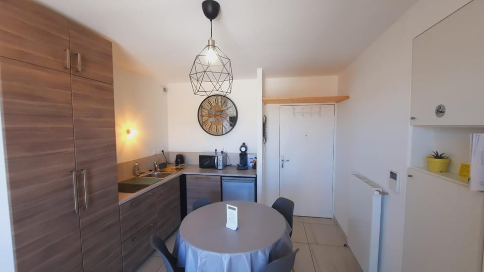Kitchen or kitchenette, Dining area, stove, kitchen