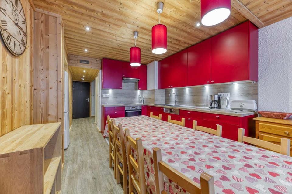 Property building, Kitchen or kitchenette, Living room